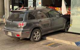 El conductor de una camioneta perdió el conocimiento y estrelló el vehículo contra una tienda de conveniencia en avenida Félix U. Gómez en Monterrey.
