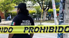 una mujer policía y una cinta de prohibido el paso en una calle