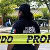 una mujer policía y una cinta de prohibido el paso en una calle una mujer policía y una cinta de prohibido el paso en una calle