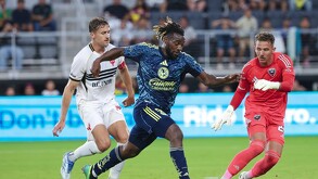 Allan Saint-Maximin en el partido contra DC United portando la camiseta del América.
