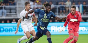 Allan Saint-Maximin en el partido contra DC United portando la camiseta del América.
