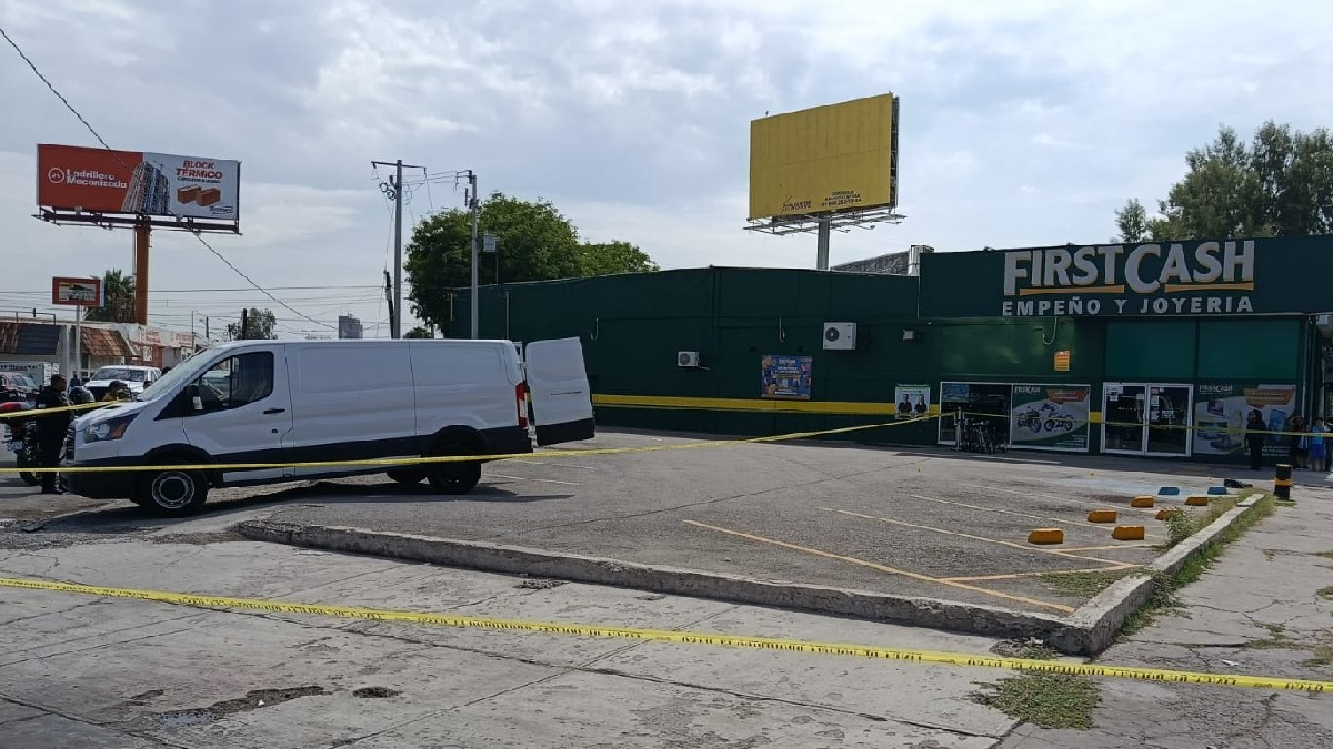Un intento de robo en el estacionamiento de un bazar en Torreón culminó en tragedia la mañana del sábado, cuando un hombre fue asesinado con un arma blanca. Un intento de robo en el estacionamiento de un bazar en Torreón culminó en tragedia la mañana del sábado, cuando un hombre fue asesinado con un arma blanca.
