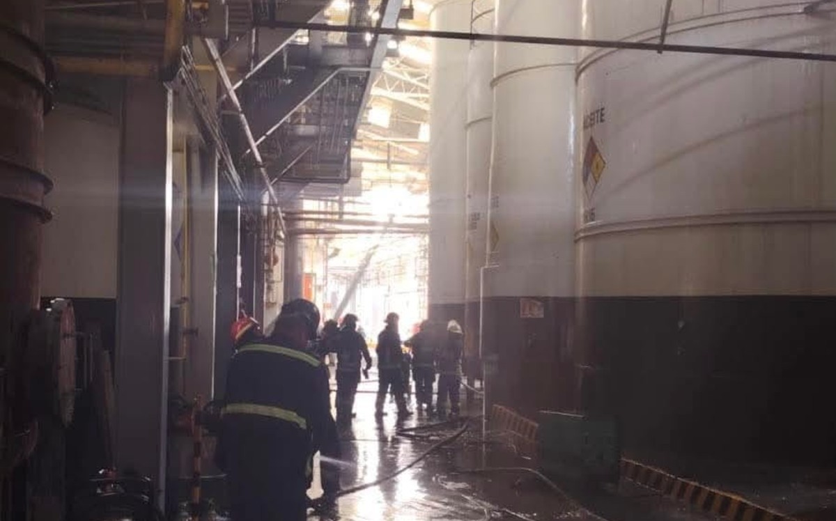 Bomberos ingresan a la aceitera Maravillas en Tlalnepantla para combatir el incendio. Bomberos ingresan a la aceitera Maravillas en Tlalnepantla para combatir el incendio.