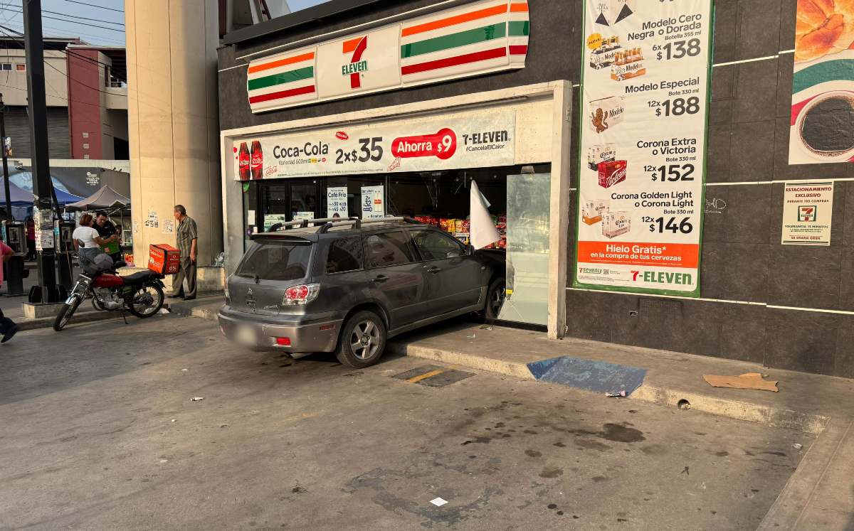 El conductor de una camioneta perdió el conocimiento y estrelló el vehículo contra una tienda de conveniencia en avenida Félix U. Gómez en Monterrey. El conductor de una camioneta perdió el conocimiento y estrelló el vehículo contra una tienda de conveniencia en avenida Félix U. Gómez en Monterrey.
