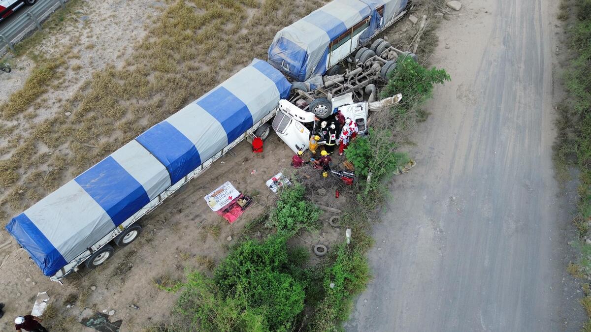 Un trailero resultó prensado luego de volcar la unidad pesada sobre el Anillo Vial Periférico, en el municipio de Escobedo, Nuevo León.