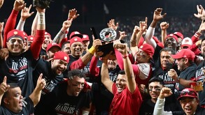 Los Diablos Rojos de México levantando el campeonato de la Zona Sur 2025.