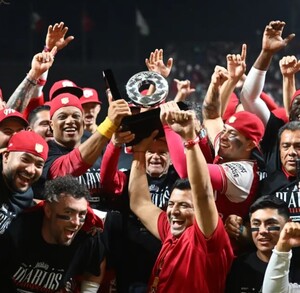 Los Diablos Rojos de México levantando el campeonato de la Zona Sur 2025.