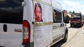 una camioneta con una lona de ficha de búsqueda persona desaparecida