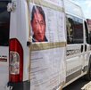 una camioneta con una lona de ficha de búsqueda persona desaparecida una camioneta con una lona de ficha de búsqueda persona desaparecida