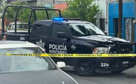 Las autoridades investigan la muerte de un hombre en la colonia Moderna, en el municipio de Monterrey. Su cuerpo fue encontrado afuera de su casa.