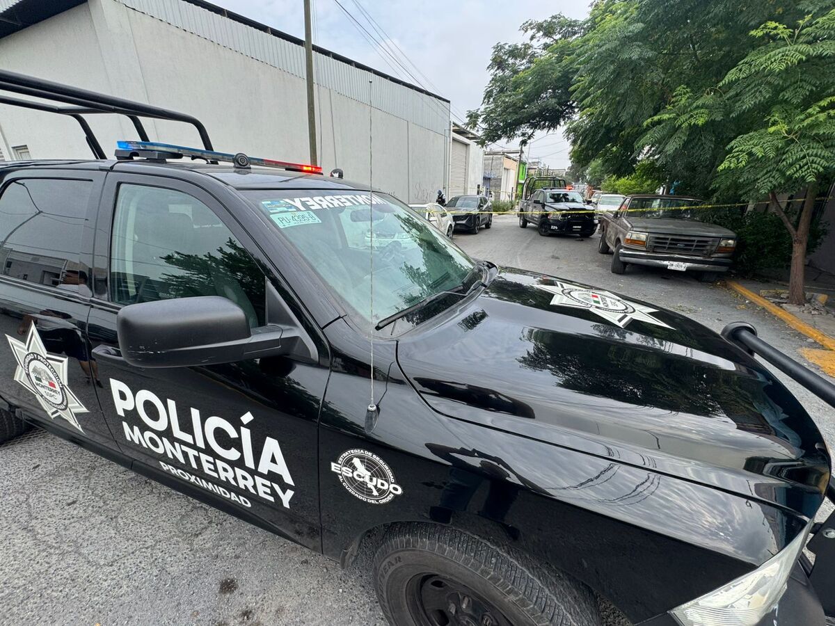 Las autoridades investigan la muerte de un hombre en la colonia Moderna, en el municipio de Monterrey. Su cuerpo fue encontrado afuera de su casa.