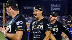 Jugadores de Charros de Jalisco celebrando el pase a la Serie del Rey.