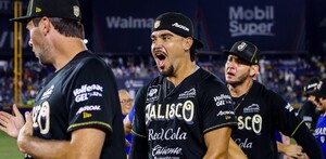 Jugadores de Charros de Jalisco celebrando el pase a la Serie del Rey.