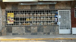 Un menor de 14 años que buscaba trabajo murió en una panadería tras recibir un disparo de arma de fuego en Gómez Palacio. El responsable se encuentra prófugo.
