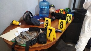 Cateo en Lagos de Moreno deja aseguramiento de armas, equipo táctico, drogas y motocicletas; Fiscalía investiga posible relación con hechos delictivos en la reg