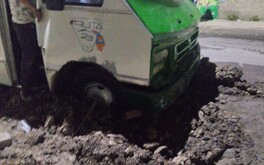 Según el conductor de la unidad de la Ruta 23, el camión pasaba por la oquedad en Azcapotzalco, quedando atorado.