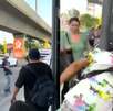 La pelea entre un chofer de ruta urbana y un pasajero en Monterrey fue captada en video luego de que el transporte público tuviera una falla mecánica. La pelea entre un chofer de ruta urbana y un pasajero en Monterrey fue captada en video luego de que el transporte público tuviera una falla mecánica.