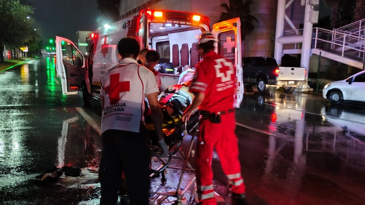 Un hombre de 47 años se debate entre la vida y la muerte en el hospital luego de ser brutalmente atropellado en el bulevar Independencia de Torreón. Un hombre de 47 años se debate entre la vida y la muerte en el hospital luego de ser brutalmente atropellado en el bulevar Independencia de Torreón.