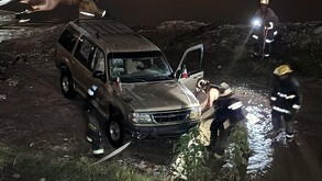Una joven de 25 años y un menor de seis fueron rescatados sanos y salvos luego de que la camioneta en la que se viajaban cayera al Río Silao.