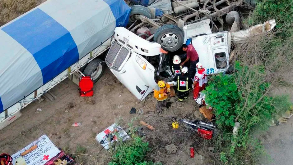 Un chofer de un tráiler sufrió diversas lesiones luego de volcar la unidad pesada sobre el Anillo Vial Periférico, en Escobedo, Nuevo León.