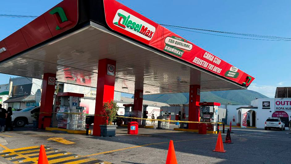 PROFECO y la FGR clausuraron una gasolinera en Guadalupe, frente al Palacio Federal, por vender litros incompletos de combustible.