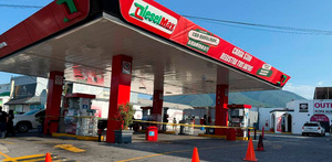 PROFECO y la FGR clausuraron una gasolinera en Guadalupe, frente al Palacio Federal, por vender litros incompletos de combustible.