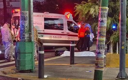 Tras atropellar a los motociclistas en Iztapalapa, el conductor del camión de refrescos fue detenido por agentes de la SSC capitalina.