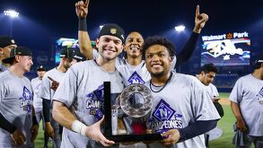 Jugadores de Charros de Jalisco cargando el trofeo de la Zona Norte en donde vencieron a Sultanes de Monterrey.