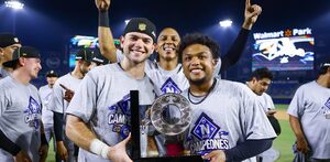 Jugadores de Charros de Jalisco cargando el trofeo de la Zona Norte en donde vencieron a Sultanes de Monterrey.
