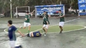 Jugadores de futbol amateur agredieron brutalmente a sus rivales en FutCenter Terranova en Guadalajara, presuntamente a raíz de haber perdido el partido.