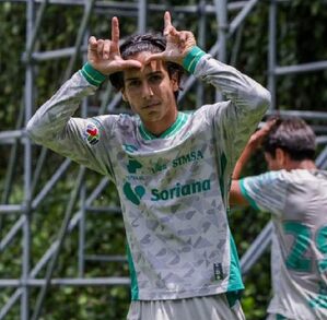 El delantero de 16 años es hijo del ex jugador profesional, Matías Vuoso. El delantero de 16 años es hijo del ex jugador profesional, Matías Vuoso.