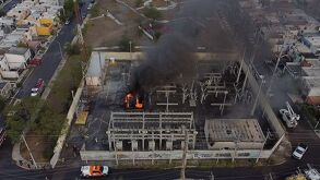 Protección Civil y Bomberos de Nuevo León laboran en el lugar para sofocar el fuego y restablecer la seguridad.