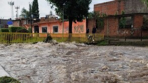 Las fuertes lluvias registradas durante la madrugada de este domingo 7 de septiembre provocaron el desbordamiento del río Huascato, generando encharcamientos.