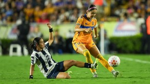 En una de lluvia de goles así como en el terreno de juego, el equipo de Tigres Femenil se impuso a Rayadas en el Clásico Regio Femenil.