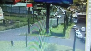 A través de videos compartidos en redes sociales se observa cómo la gente trata de ayudar a los pasajeros que quedaron atrapados dentro del camión.