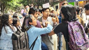 Presuntos estudiantes generaron disturbios frente al Edificio Carolino durante la presentación de propuestas de candidatos ante el Consejo Universitario.