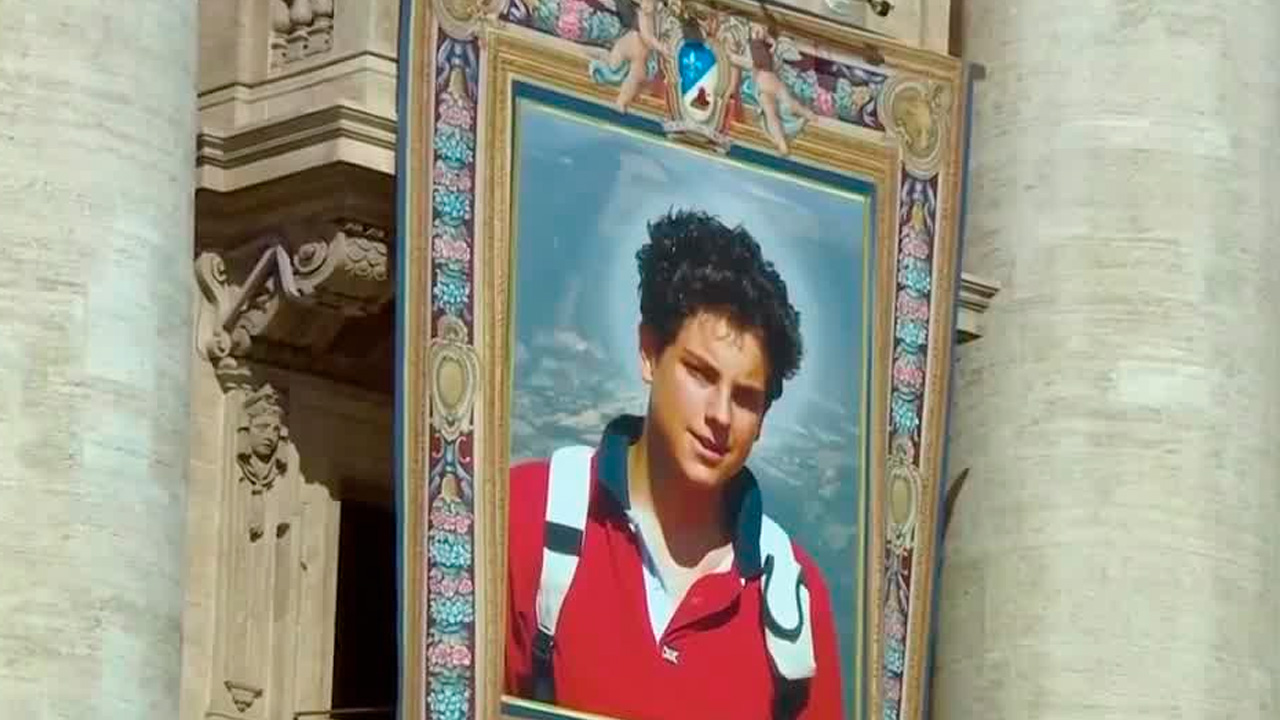 Carlo Acutis, joven italiano que murió de leucemia en 2006, fue canonizado como el primer santo millennial por el papa León XIV.