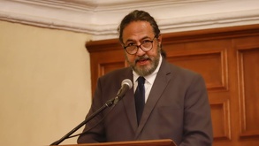 césar cansino hablando en público