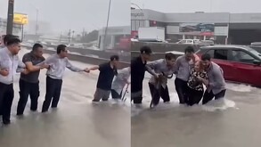 Rescate de mujer en avenida Gonzalitos tras lluvias en Monterrey