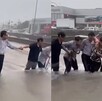 Rescate de mujer en avenida Gonzalitos tras lluvias en Monterrey