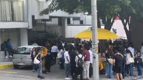 personas en la calle desalojando edificios por un temblor