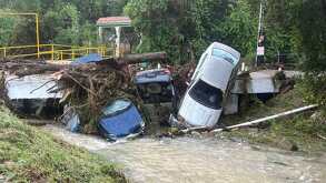 Autos arrastrados por la corriente tras lluvias en Santiago, Nuevo León