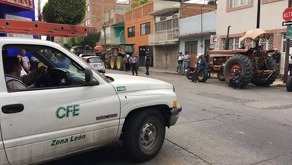 Comenzó la limpieza y revisión de las instalaciones eléctricas de la CFE en el Centro Histórico de León, luego de que explotara un transformador.