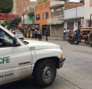 Comenzó la limpieza y revisión de las instalaciones eléctricas de la CFE en el Centro Histórico de León, luego de que explotara un transformador.