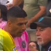 Luis Suárez en el momento donde le escupe al miembro del Staff de Seattle Sounders.