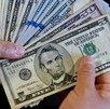 El valor del peso frente al dólar varía diariamente. El valor del peso frente al dólar varía diariamente.