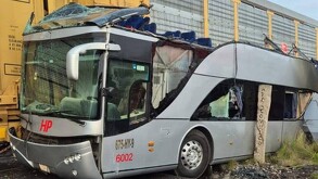 Según los primeros reportes, hay distintas personas fallecidas luego de que un tren arrollara un autobús de pasajeros en Atlacomulco.