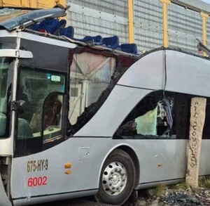 Según los primeros reportes, hay distintas personas fallecidas luego de que un tren arrollara un autobús de pasajeros en Atlacomulco.