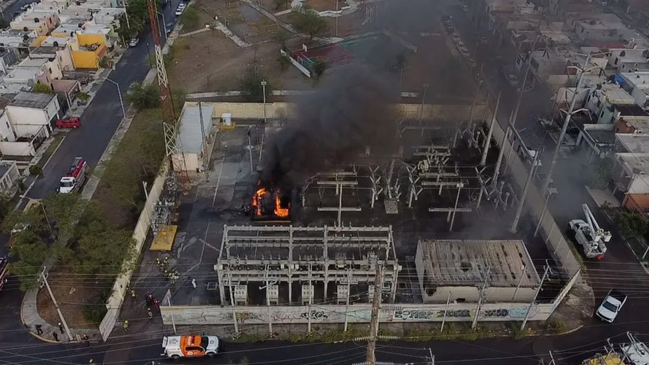Un rayo provocó un incendio en una subestación de la CFE en Monterrey, Nuevo León, dejando sin luz a cientos de vecinos de la colonia La Alianza.