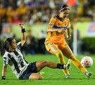En una de lluvia de goles así como en el terreno de juego, el equipo de Tigres Femenil se impuso a Rayadas en el Clásico Regio Femenil.